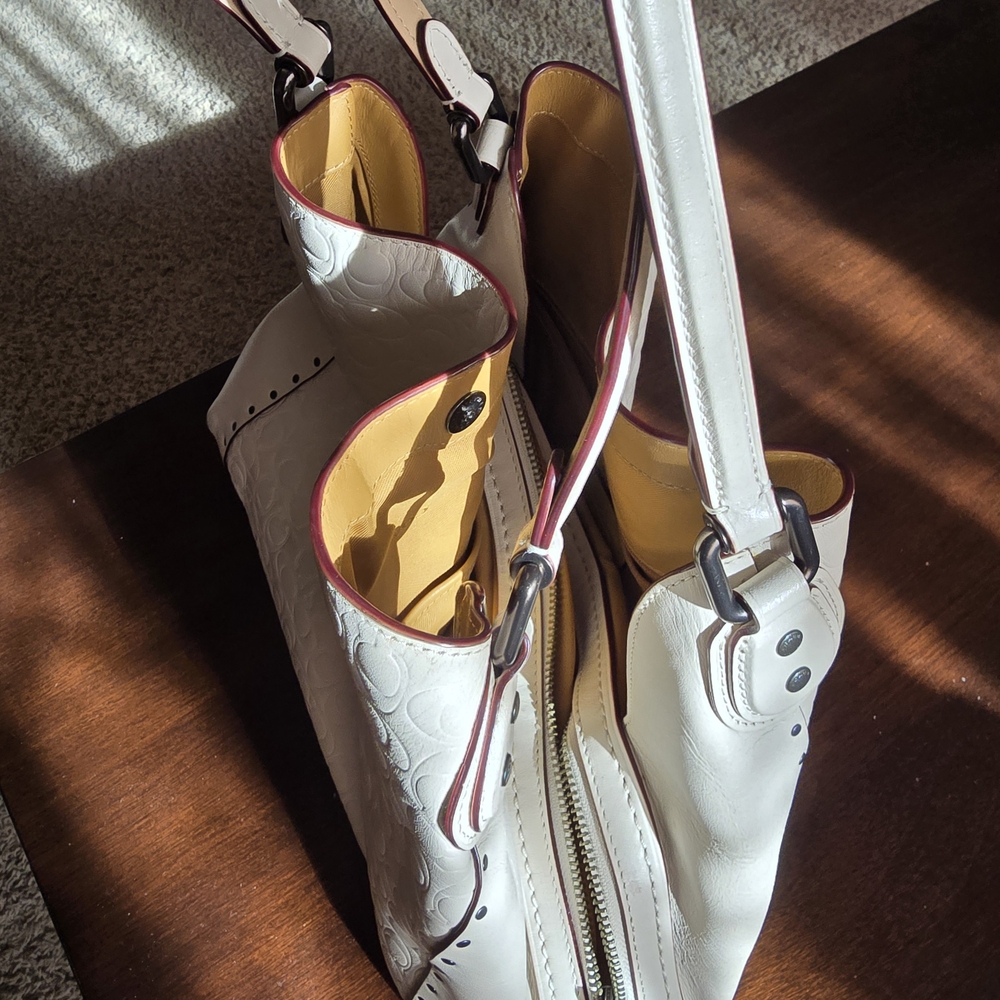 Coach White Embossed Leather Shoulder Bag - Picture 4 of 8